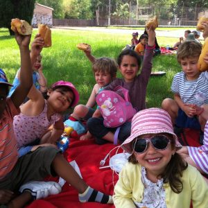 Groupes d'enfants dans un parc qui mange un goûté